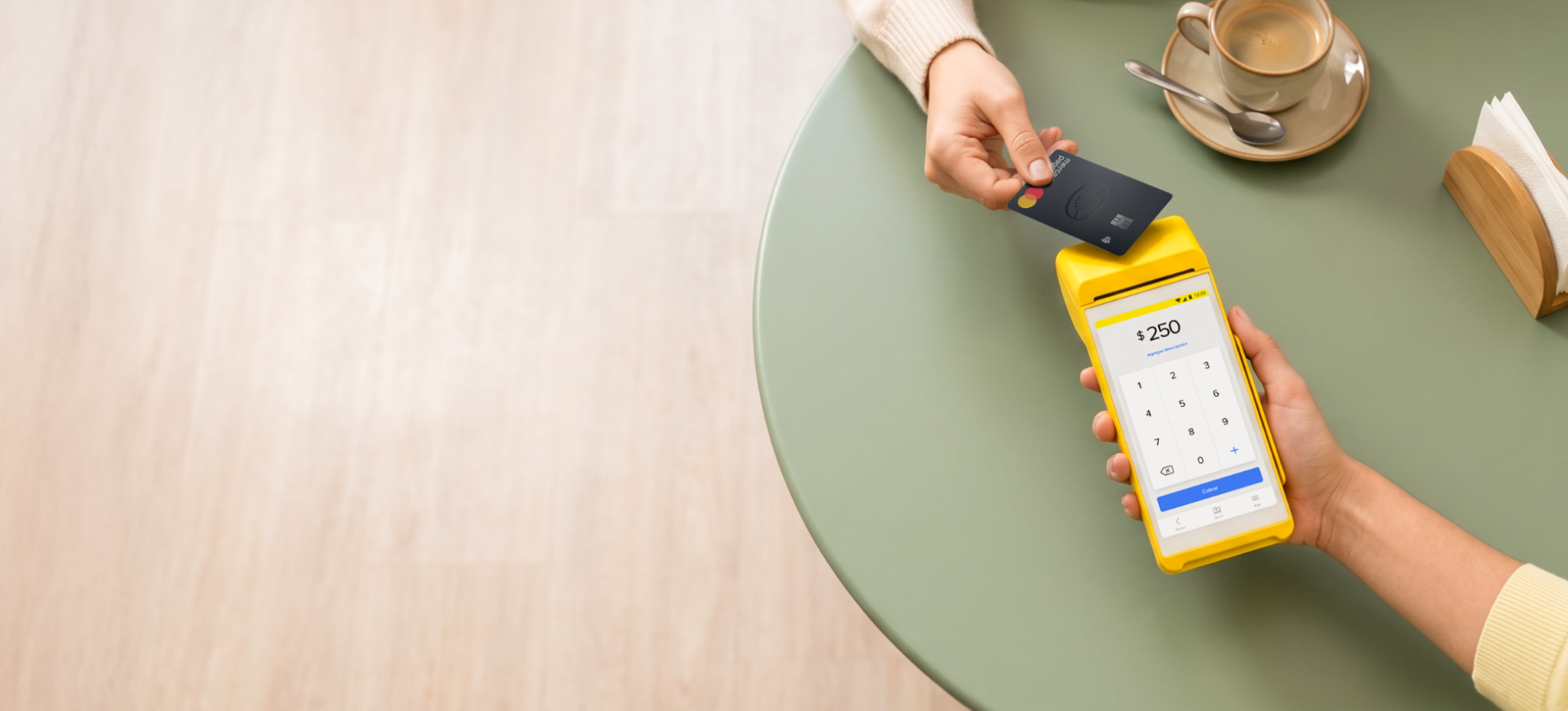 Un brazo sosteniendo la tarjeta prepago Mercado Pago y otro brazo sosteniendo una máquina Point.