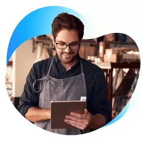 Un comerciante realizando un cobro desde una tableta