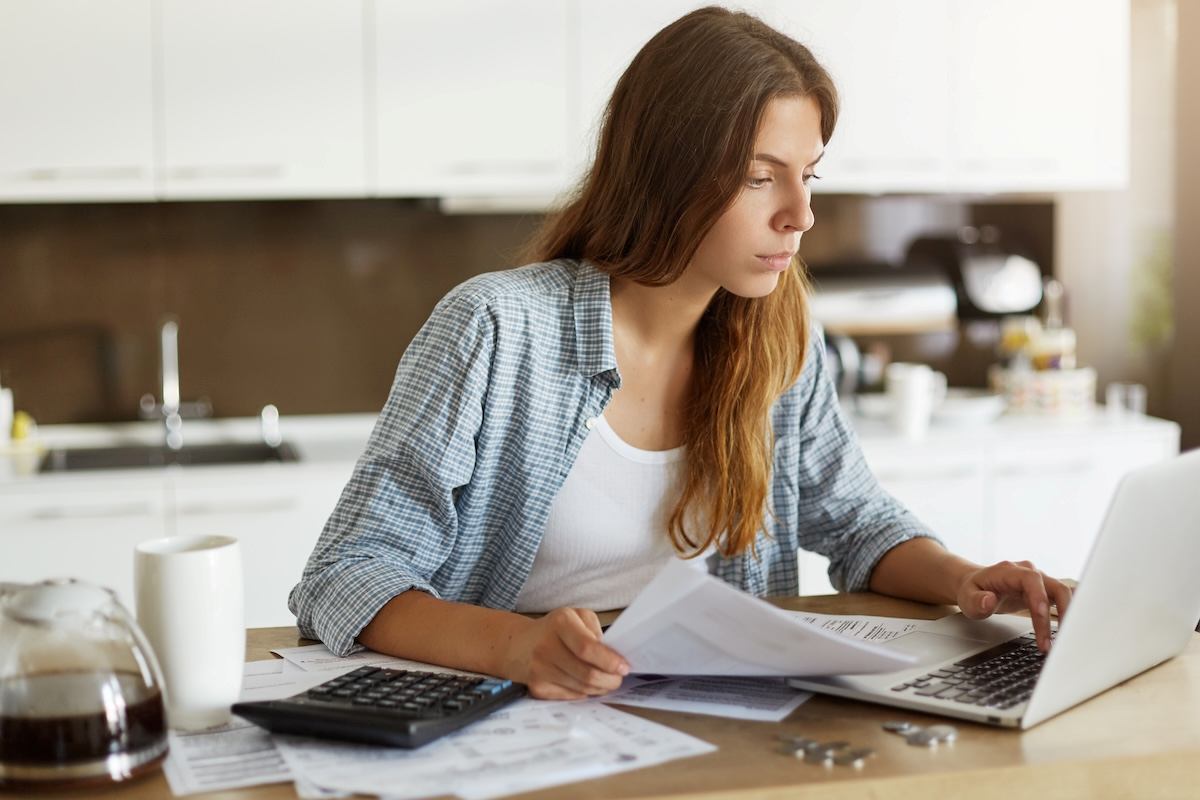 mujer-calculando-y-pagando-impuestos