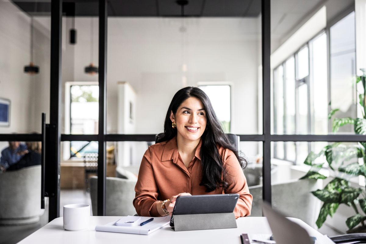 mujer-en-oficina-con-tablet
