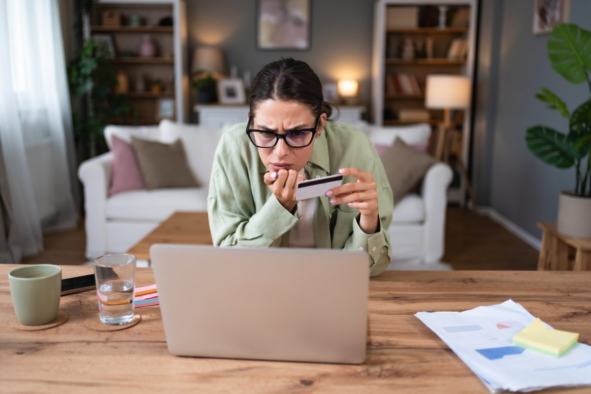 mujer-frente-a-computadora-con-tarjeta
