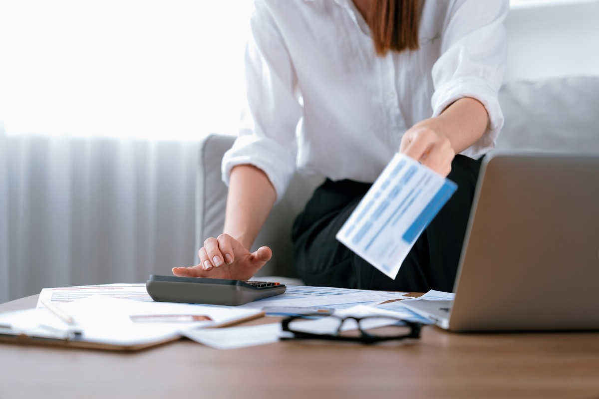 mujer-hace-calculos-finanzas-con-calculadora