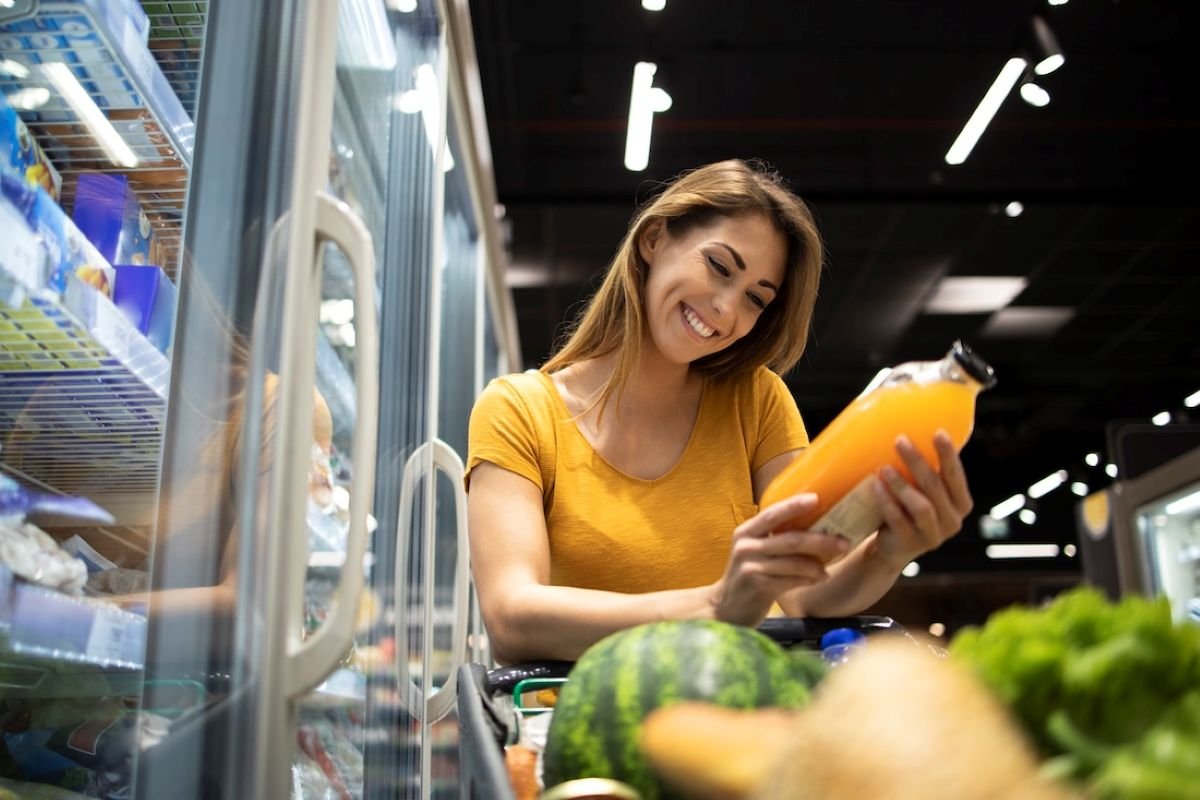 mujer-haciendo-compras-en-super