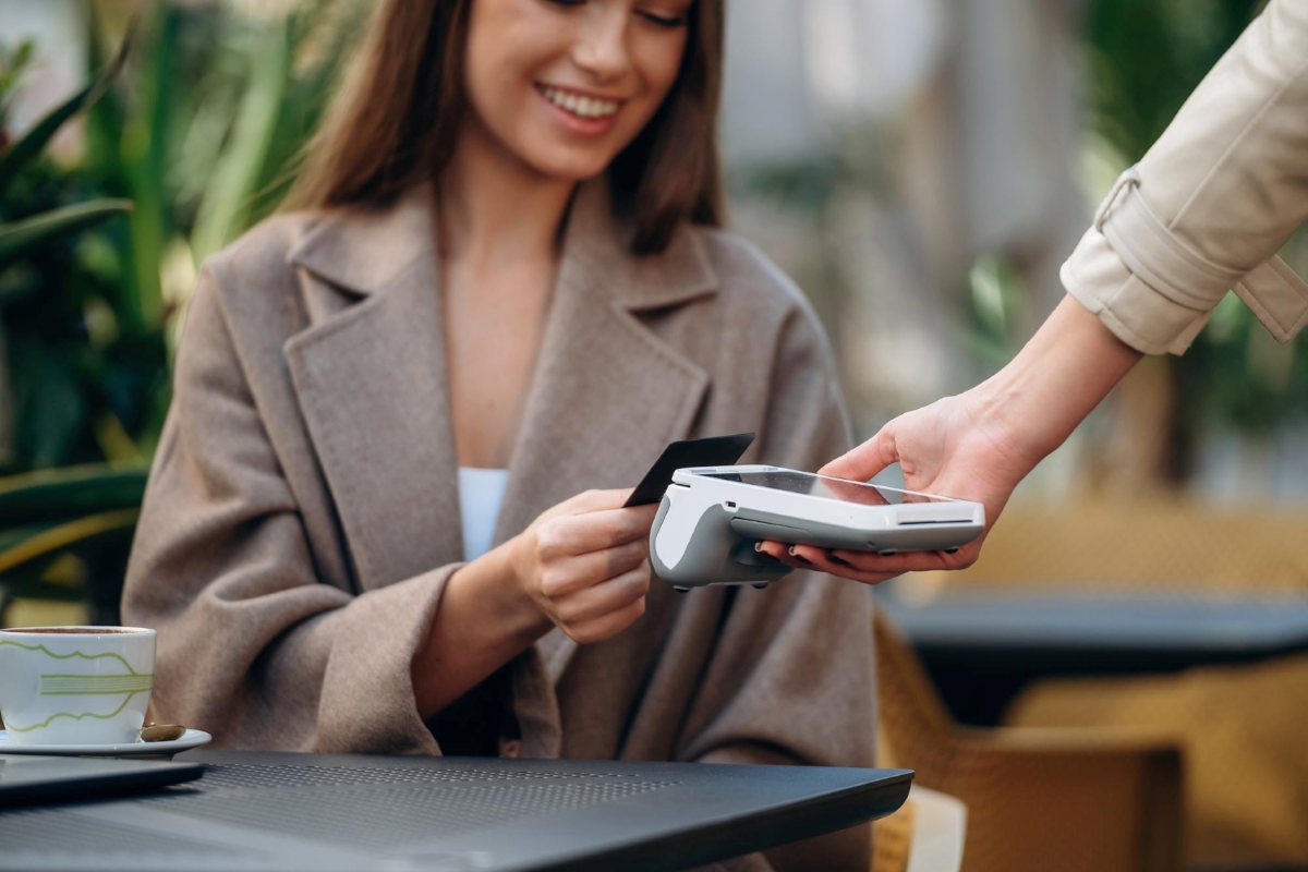 mujer-pagando-con-tecnologia-contactless