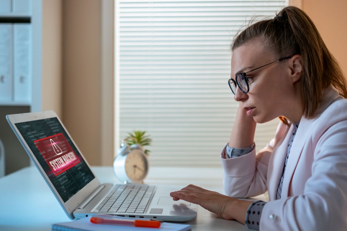 mujer-preocupada-con-posible-estafa-laptop