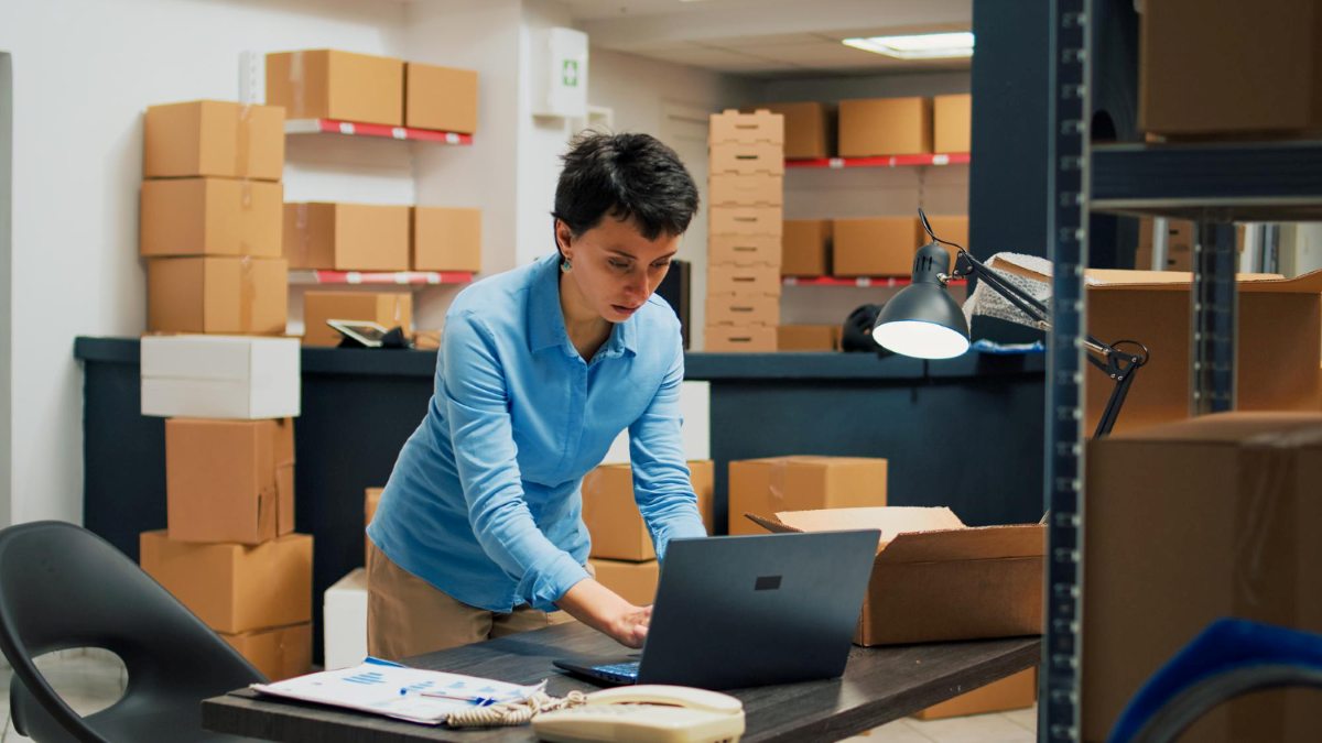 mujer-realiza-control-de-inventario