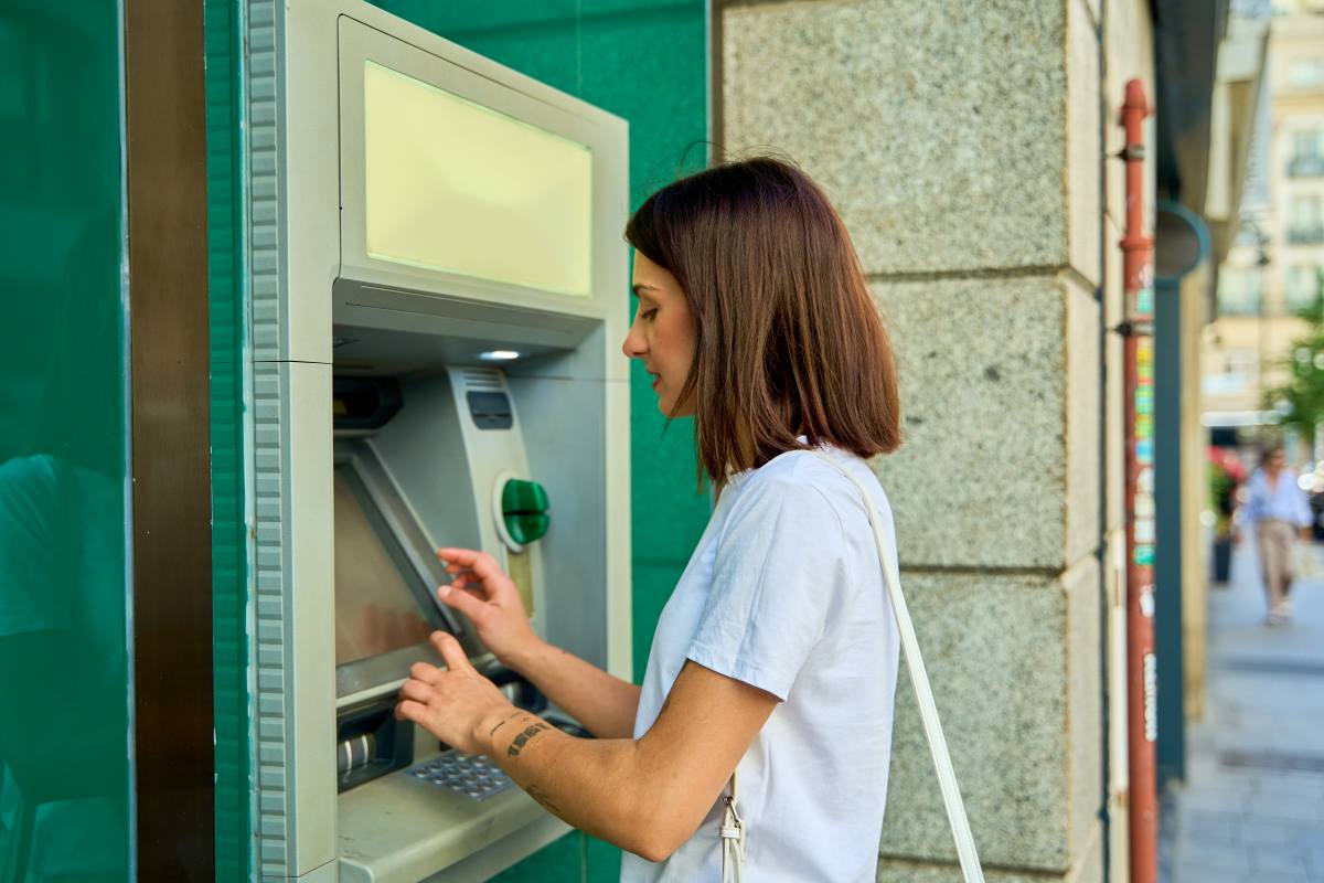 mujer-sacando-dinero-del-cajero-automatico