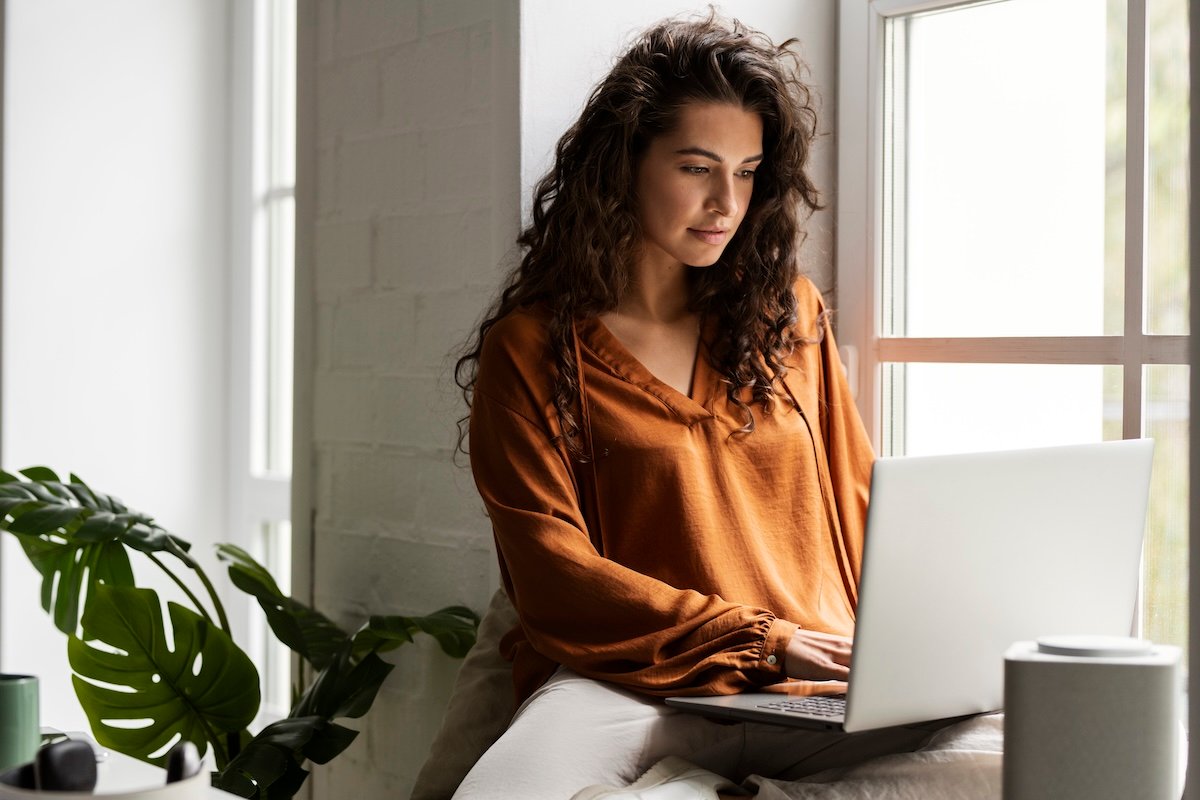 mujer-sentada-con-una-laptop