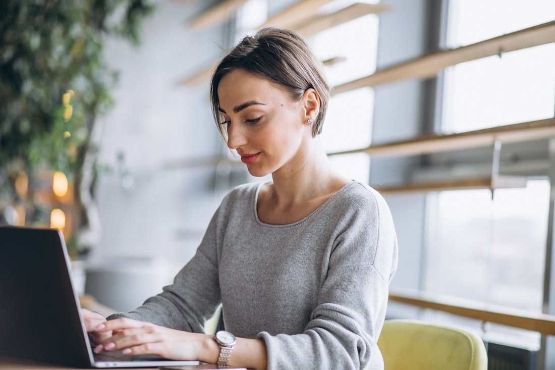 mujer-sentada-trabajando-con-laptop