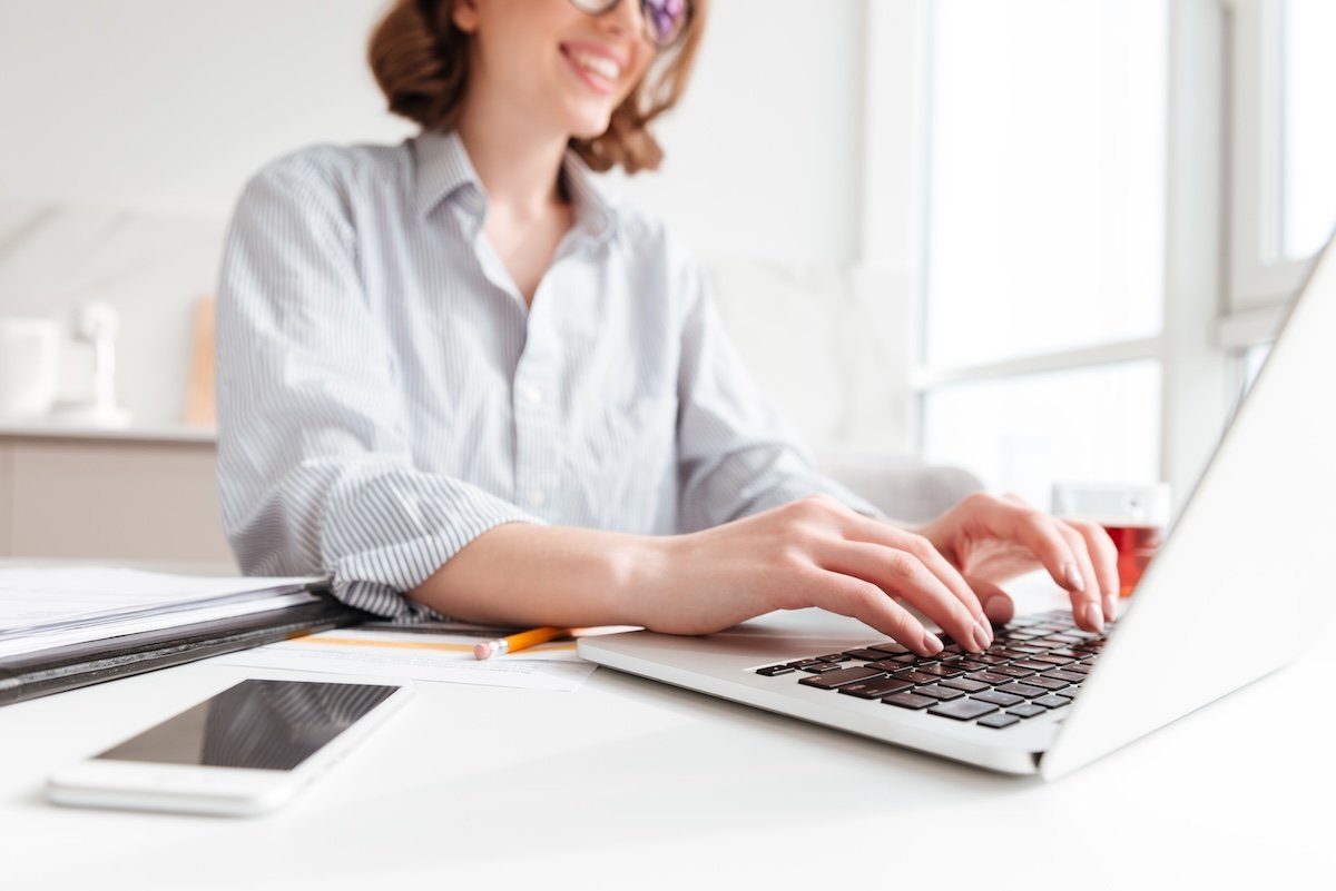 mujer-trabajando-con-su-computadora