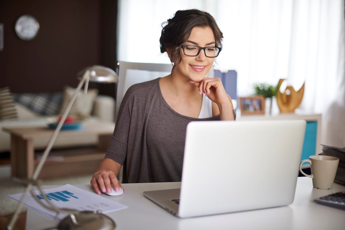 mujer-trabajando-desde-la-computadora