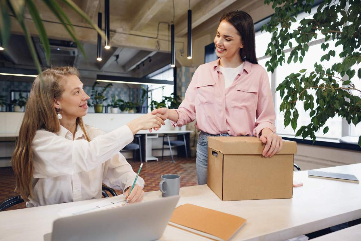 mujeres-de-negocios-se-estrechan-la-mano