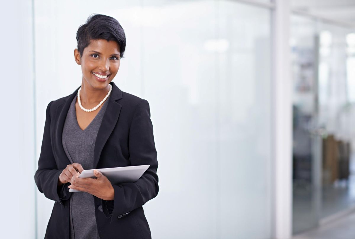 Mulher de negócios administrando uma holding