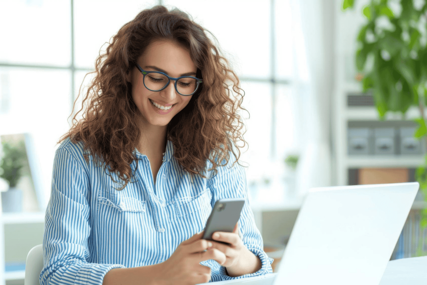 Mulher com celular nas mãos analisa investimento em Tesouro Direto