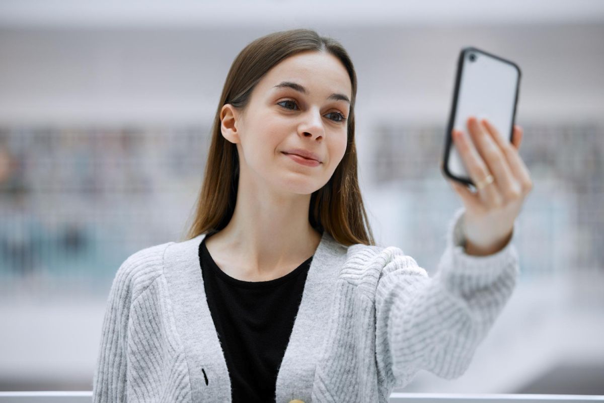 Mulher fazendo reconhecimento facial no celular