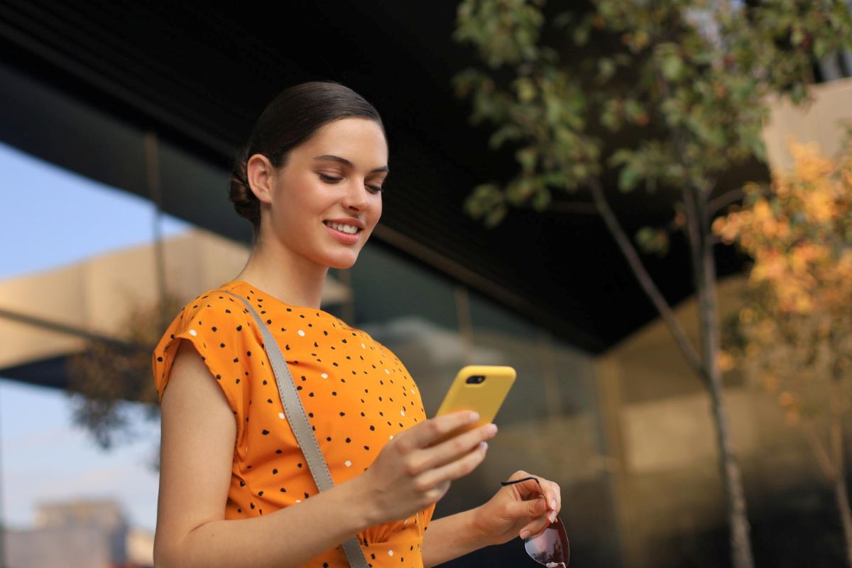 Mulher feliz após ativar a verificação de segurança do celular