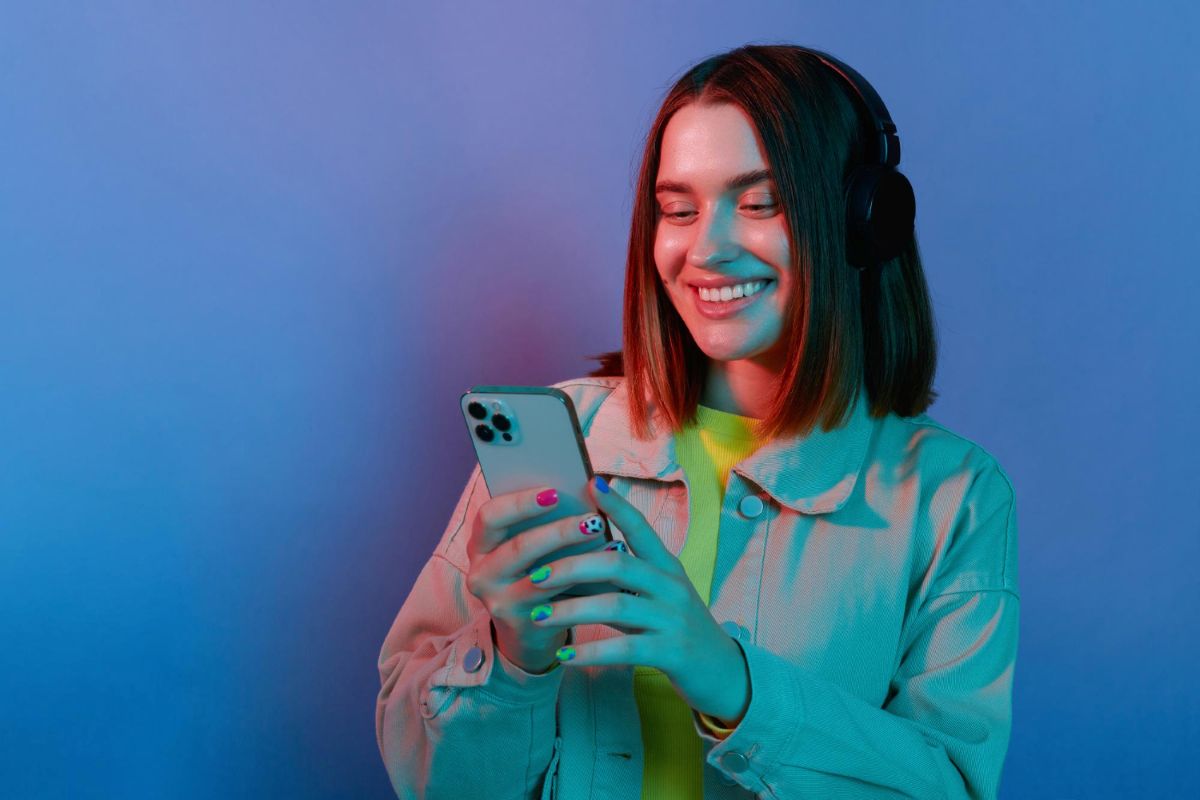 Mulher cadastrando senha forte e fácil de lem,brar no seu app do banco