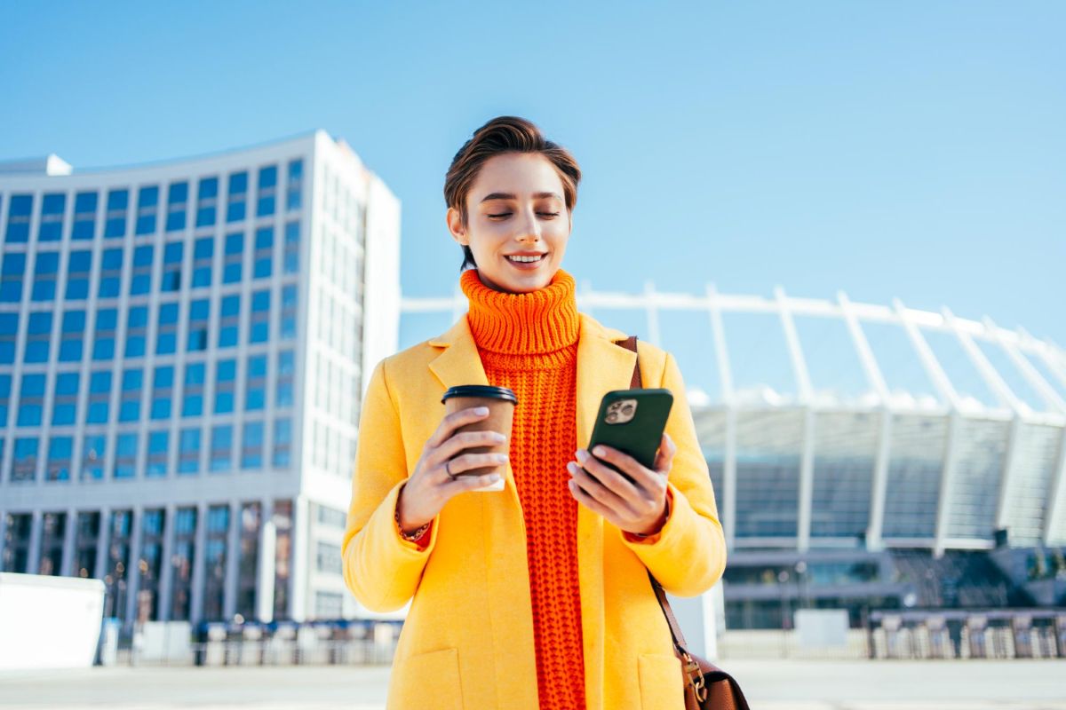 Mulher usando celular para cancelar um Pix agendado