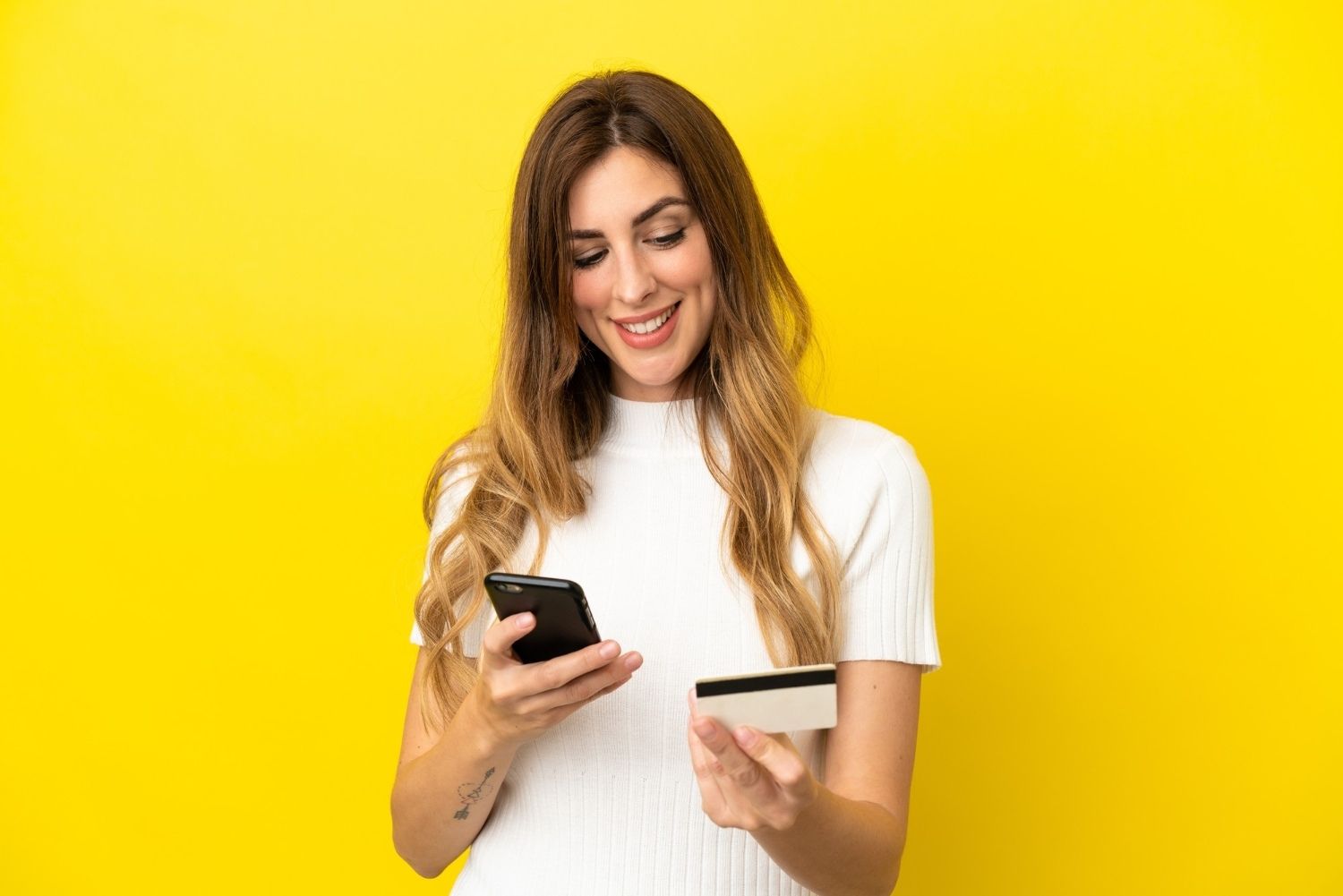 Mulher usando celular para fazer pix no crédito
