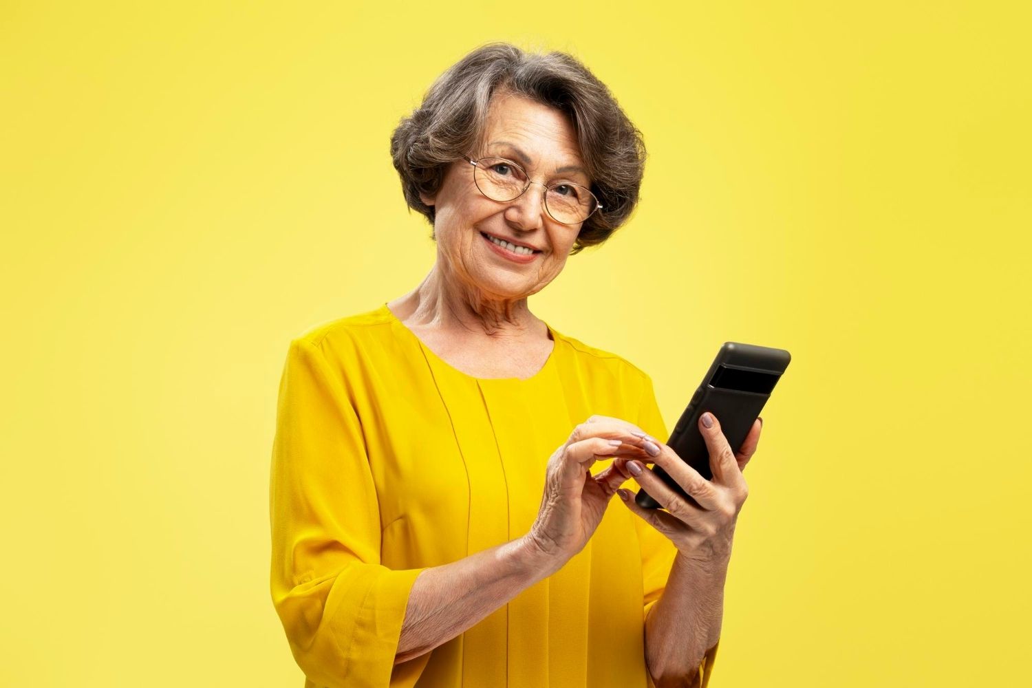 Mulher com celular fazendo cálculo de aposentadoria