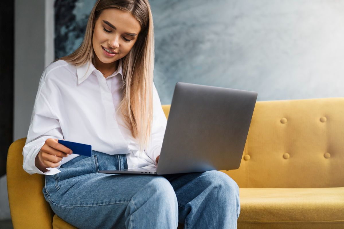 Mulher fazendo compra em loja online com checkout.