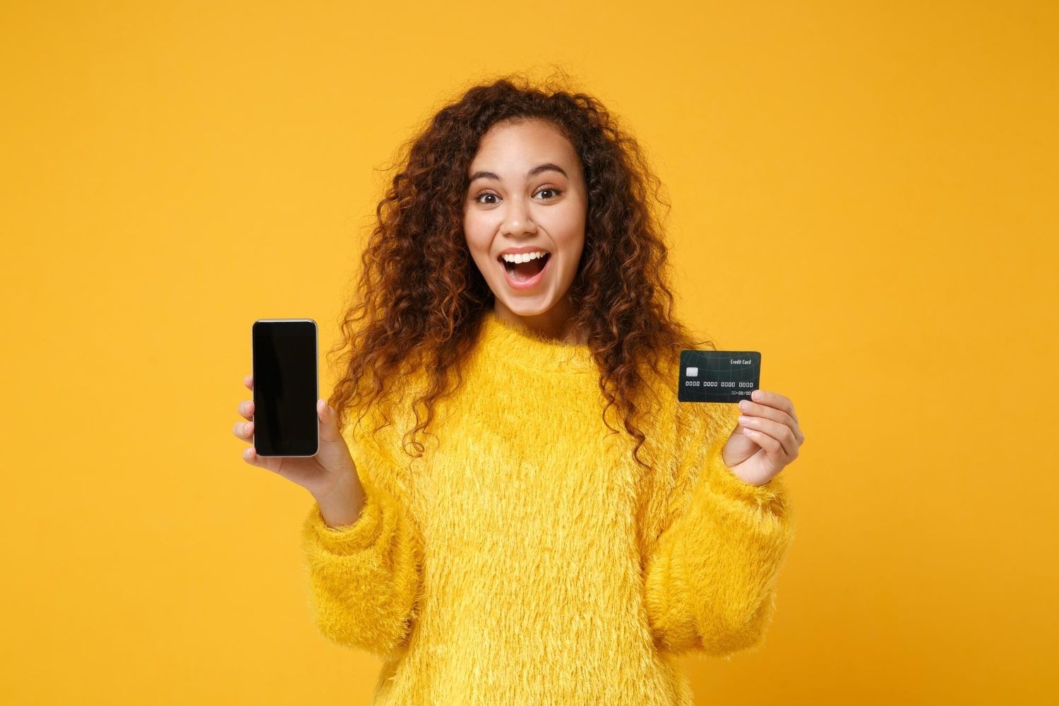 Mulher empolgada utilizando NFC no celular