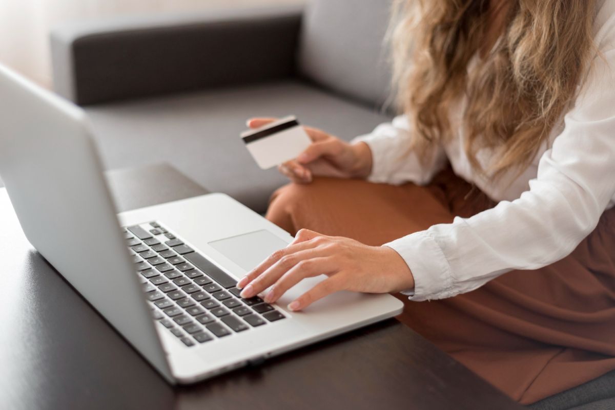 Mulher fazendo checkout online.