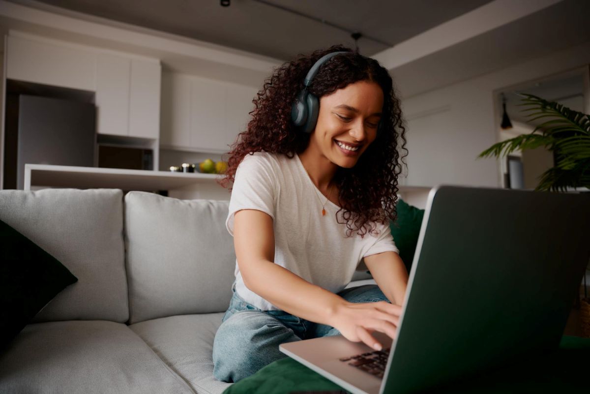 Mulher fazendo checkout online em computador.