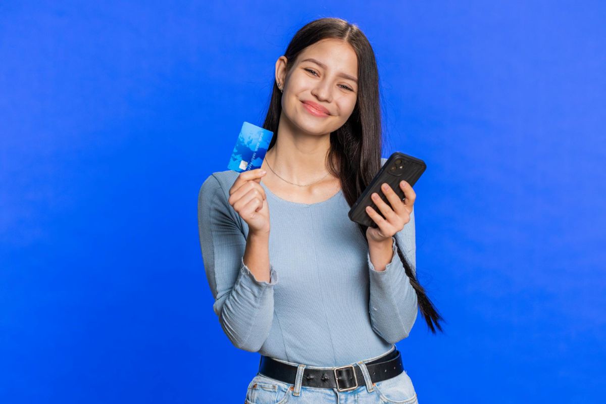 Mulher feliz fazendo compras online