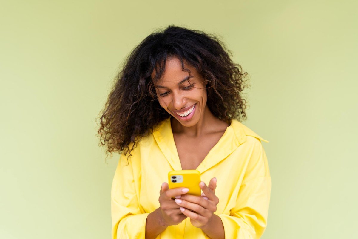 Doadora confirmando doação mensal para ONG pelo celular com app.