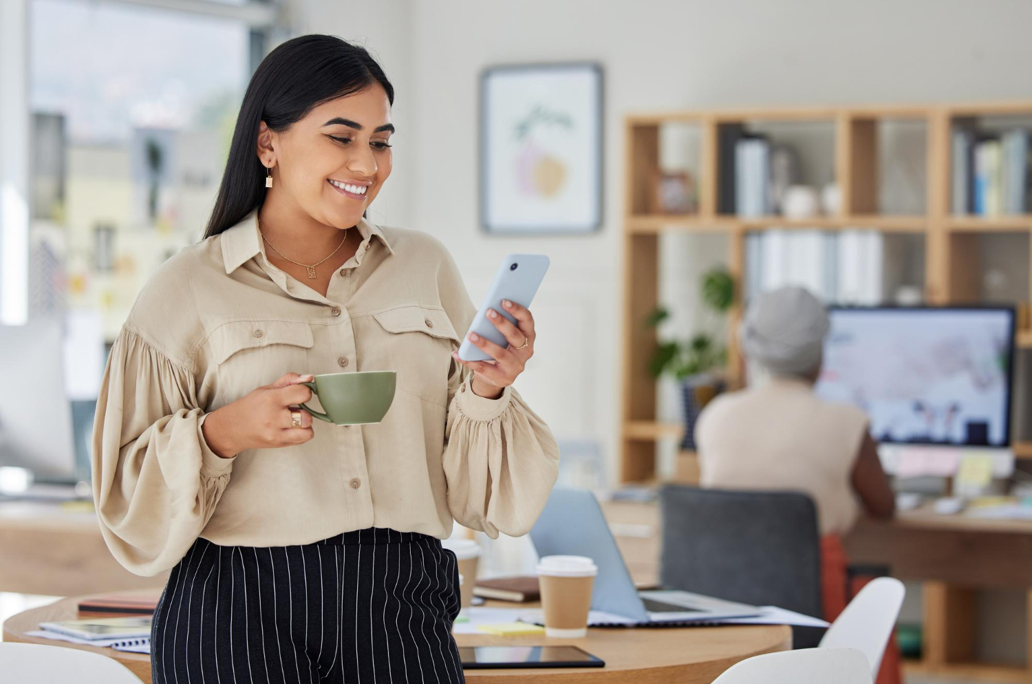 Empresária configurando mensagem de saudação automática no WhatsApp Business.