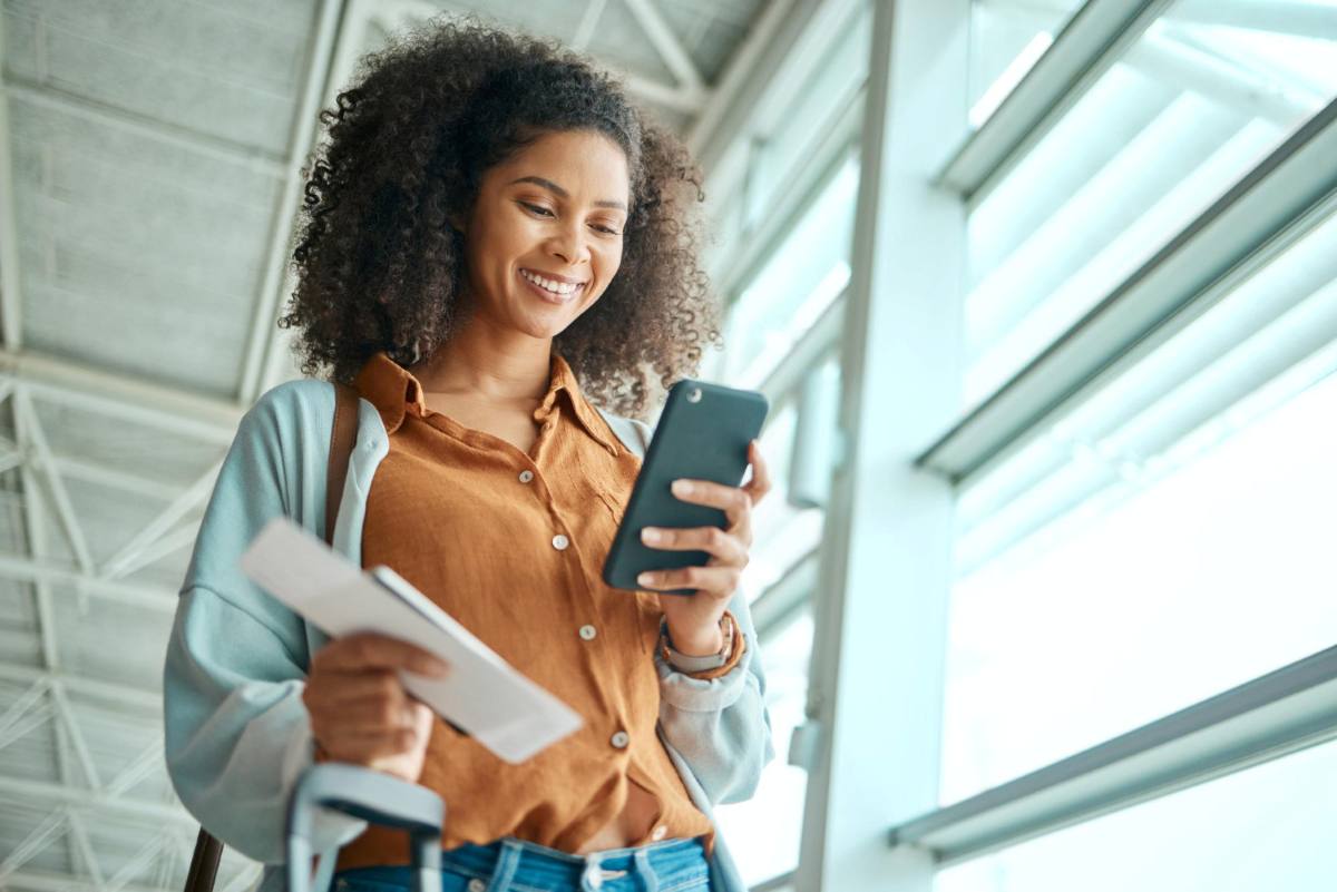 Mulher compartilhando seus dados bancários via Open Banking