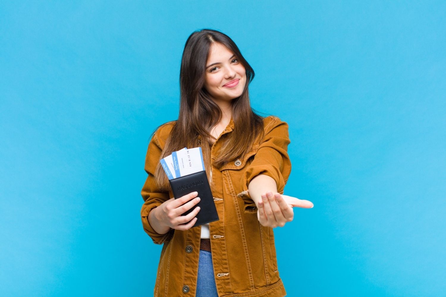 Mulher com passaporte, passagens aéreas e visto americano