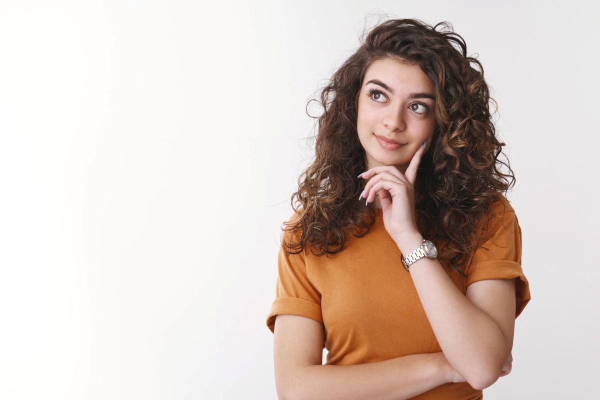 Mulher em dúvida sobre investir em LCI e LCA