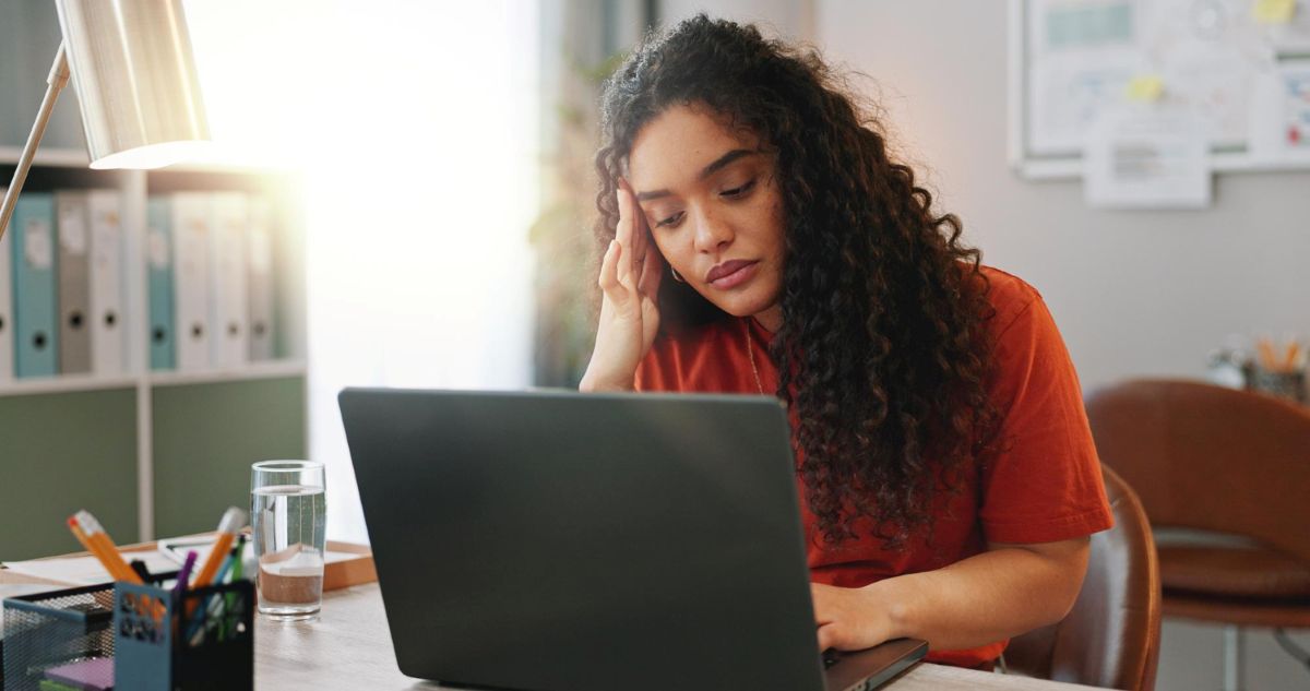 Mulher usa computador preocupada porque perdeu o celular