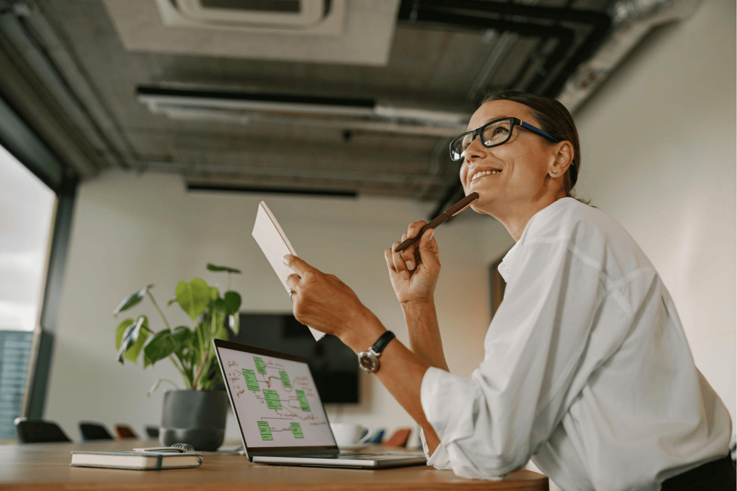 Mulher planejando seu investimento no Tesouro Direto