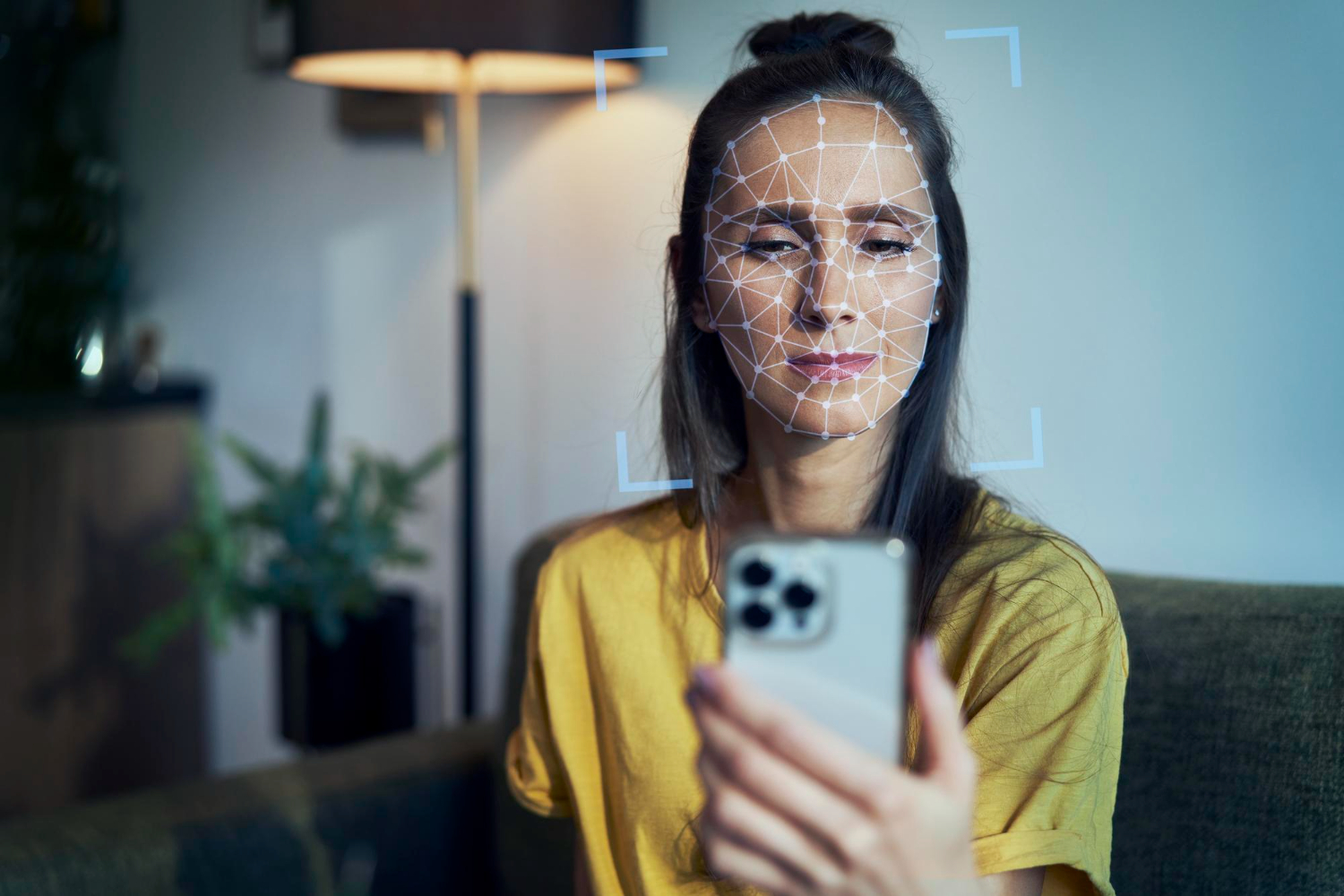 Mulher fazendo reconhecimento facial no seu celular para confirmar compra online