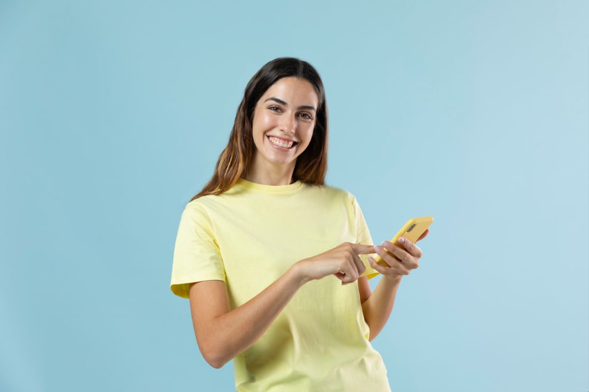 Mulher sorridente usando celular