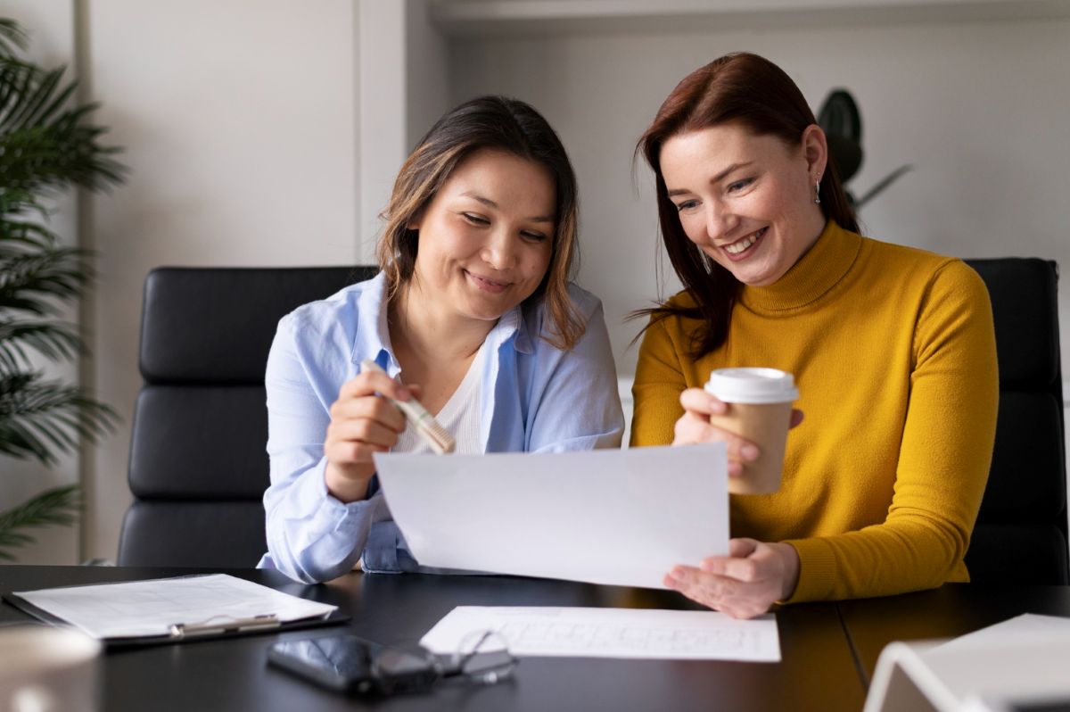 Mulheres analisando  documento fiscal
