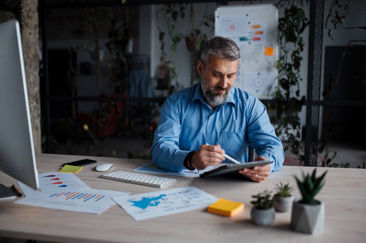 Empresário analisando indicadores financeiros do seu negócio
