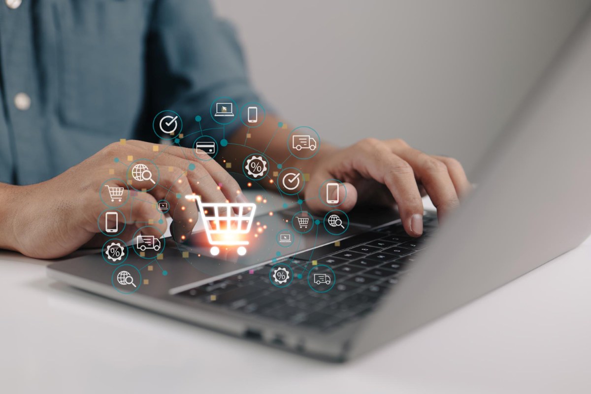 organigrama-ecommerce-sobre-laptop