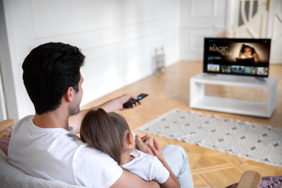 padre-e-hija-miran-television