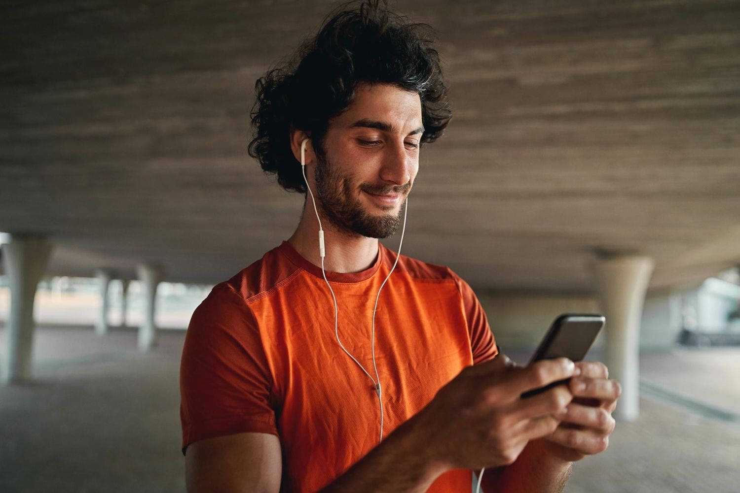 Homem usando celular para agendar pagamentos recorrentes via Pix