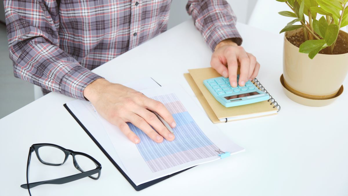 persona-calculando-impuestos