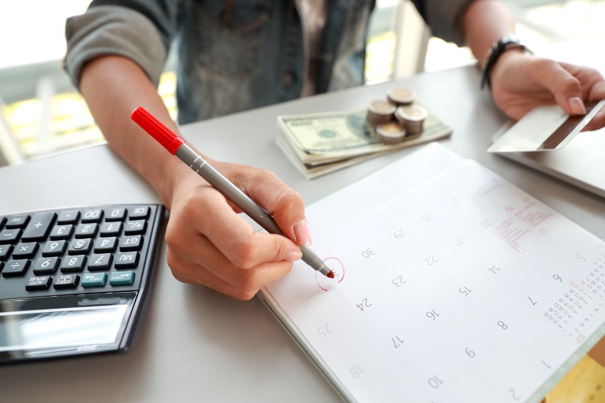 persona-con-calendario-dinero-y-calculadora