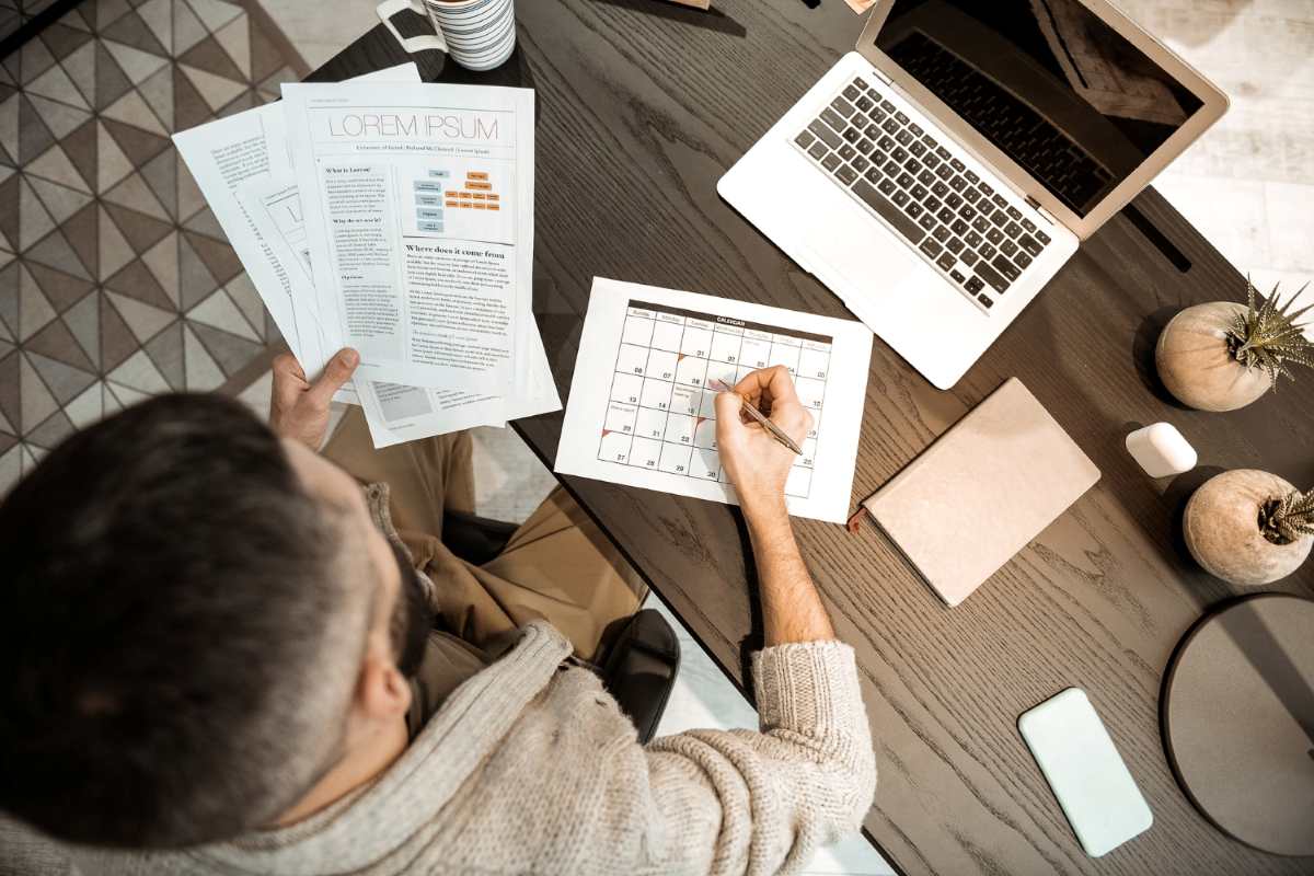 persona-con-documentos-anota-en-calendario