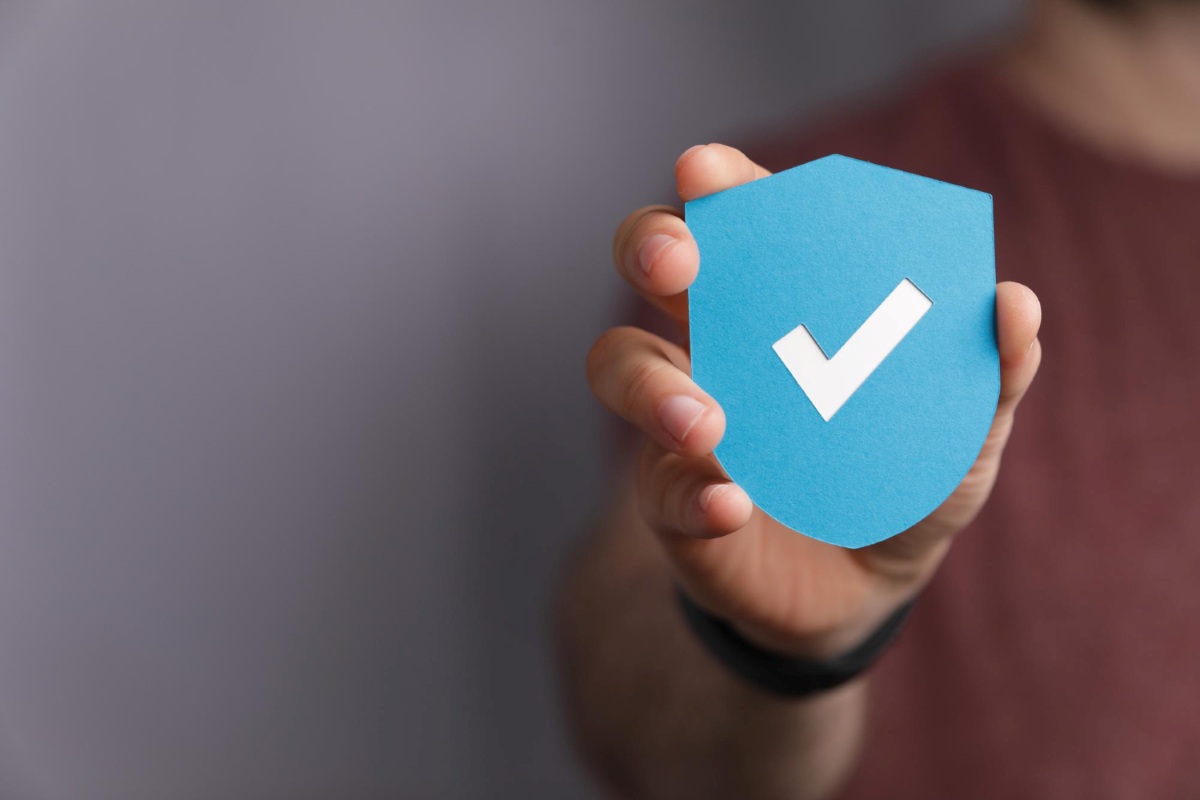 persona-con-escudo-verificacion-seguridad