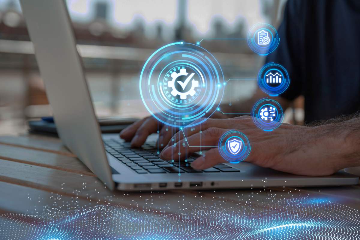 persona-con-laptop-con-iconos-ciberseguridad