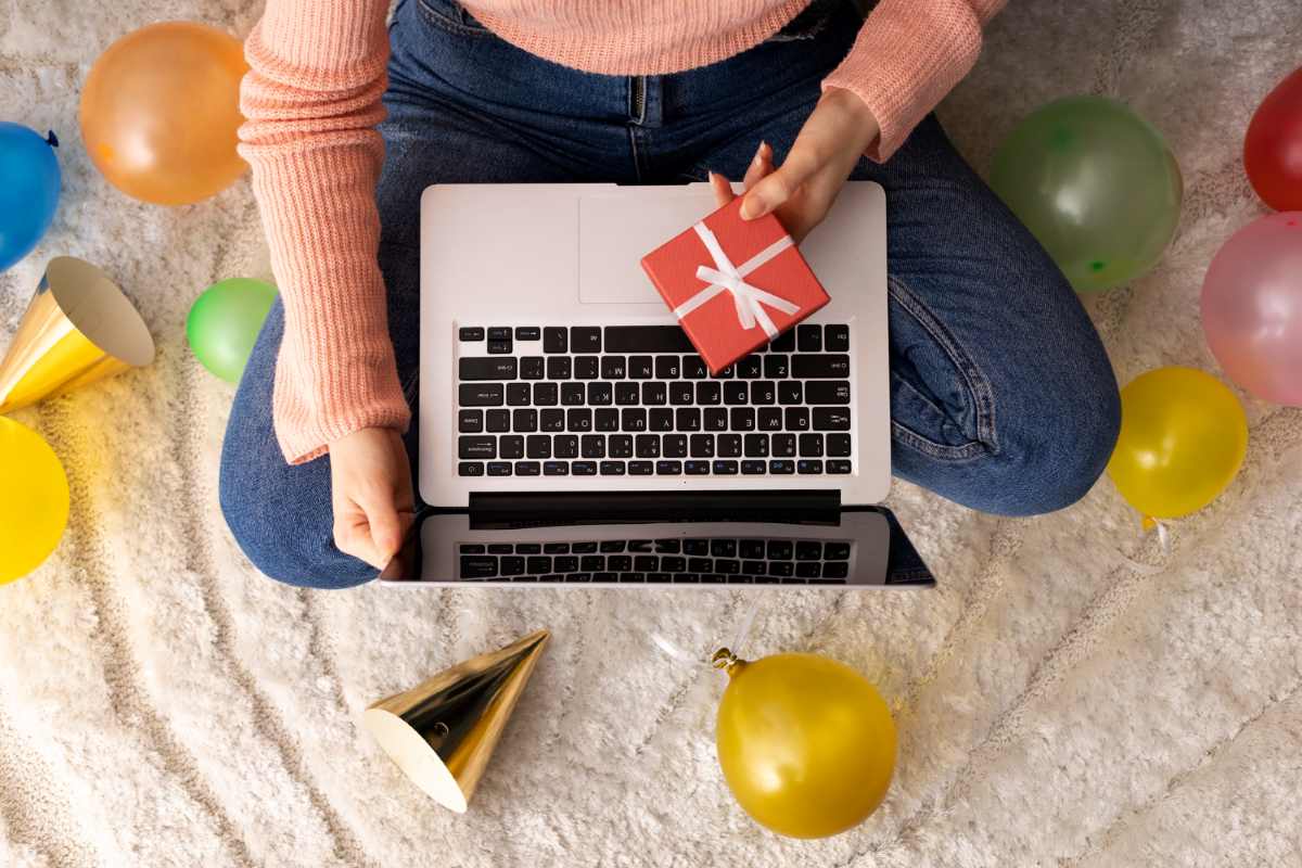 persona-con-laptop-regalos-y-decoracion-fiesta