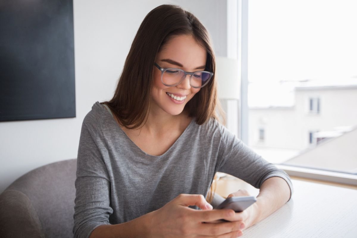 Persona consulta el valor de las UDIs en su celular